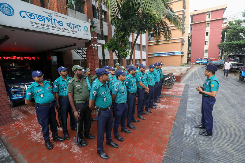 রাজধানীর তেঁজগাও থানায় আজ সোমবার বিকেলে পুলিশের উপস্থিতি দেখা যায়